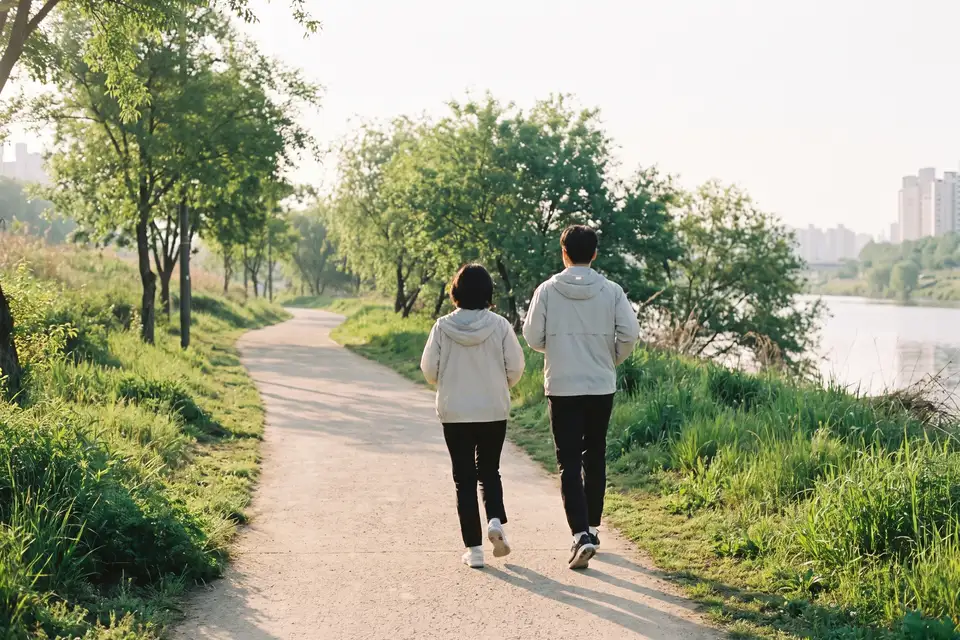 강변 산책로를 나란히 걷는 부부의 뒷모습
